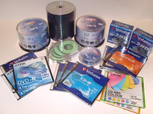  Akcesoria komputerowe - nośniki danych, płyty cd, dvd, BR 
   Płyty CD i DVD   – poliwęglanowy krążek z zakodowaną cyfrowo informacją do bezkontaktowego odczytu światłem lasera optycznego. Pojemności płyt są zazwyczaj od 700MB do 25GB danych.  Płyta CD  oraz  płyta DVD  może być do nadruku tzw. printable lub standardowa, pakowana jest w pudełka slim lub jewel case (grube pudełka) oraz w pudełka zbiorcze tzw. cake box po 10, 25, 50 lub 100 płyt. W naszej ofercie znajdziecie również  nośniki danych  takie jak  płyty blu ray  oraz płyty  wielokrotnego zapisu CD-RW, DVD-RW.  